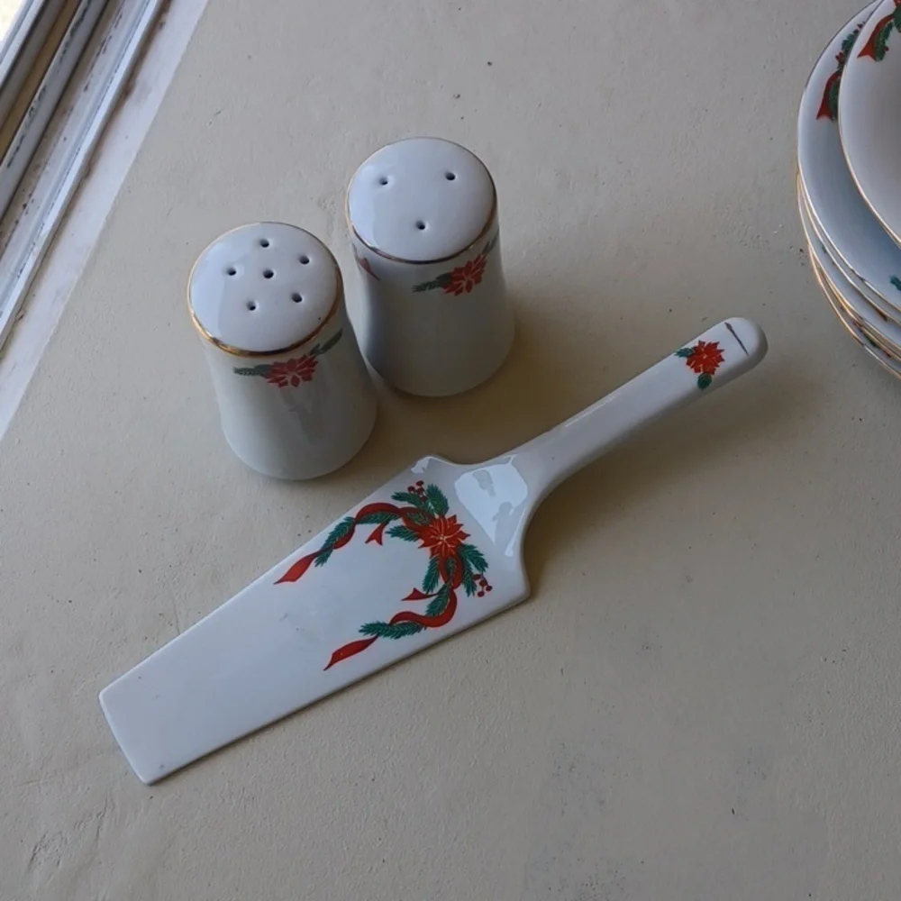 TIENSHAN FINE CHINA POINSETTIA RIBBON 8 PLACE SETTING VINTAGE
